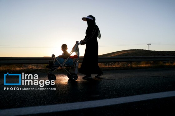 زائران پیاده در راه مشهد الرضا(ع)