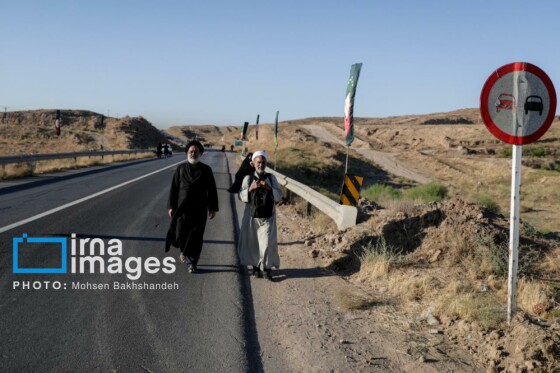 زائران پیاده در راه مشهد الرضا(ع)