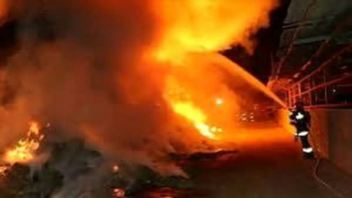 سالن ورزشی شهرکرد آتش گرفت/ اطفای حریق انجام شد