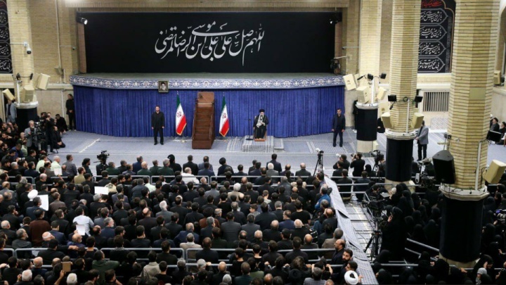 رهبر انقلاب: باید از خدمتگزاران کشور بویژه رئیس جمهور پرکار و پرتلاش حمایت شود