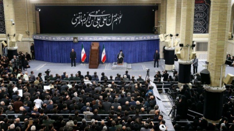 رهبر انقلاب: باید از خدمتگزاران کشور بویژه رئیس جمهور پرکار و پرتلاش حمایت شود