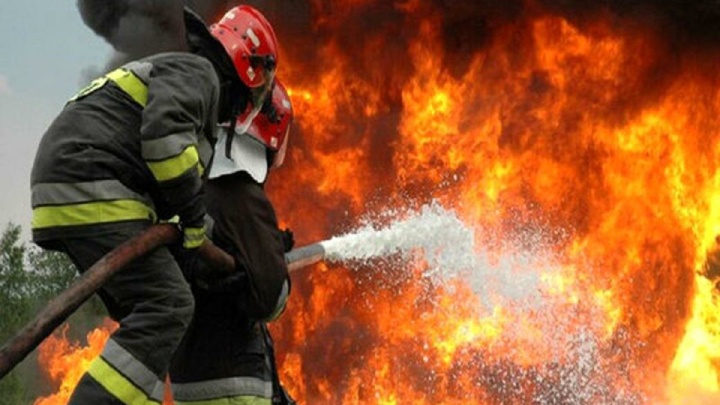 آتش‌سوزی ساختمان تجاری در خیابان ملت رشت/ اطفای حریق انجام شد