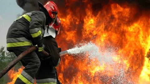 آتش‌سوزی ساختمان تجاری در خیابان ملت رشت/ اطفای حریق انجام شد