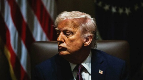 ترامپ در نبرد با رسانه‌ها: تهدید به لغو مجوز شبکه‌های خبری