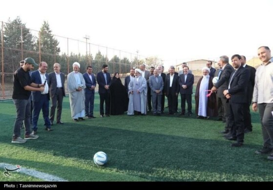 افتتاح زمین چمن مصنوعی یانس‌آباد قزوین با حضور وزیر آموزش و پرورش