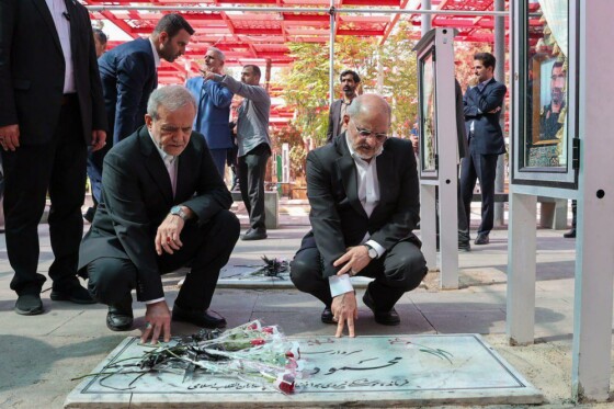 تجدید میثاق رئیس جمهور و اعضای هیئت دولت چهاردهم با آرمان‌های امام راحل