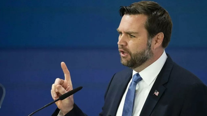 آیا جی‌دی ونس گفته که رومانی مستعمره فرانسه است؟