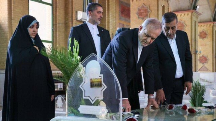 پزشکیان و اعضای هیات دولت به مقام شهدا ادای احترام کردند