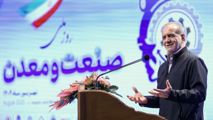 پزشکیان: باید به فکر عوارض هر تصمیمی باشیم/ نصب هزار مگاوات پنل خورشیدی در دولت چهاردهم