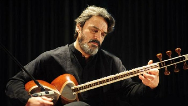 هر زخمه‌اش چراغی می افروزد