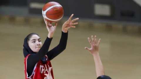 استقلال ستاره بازی  می کند