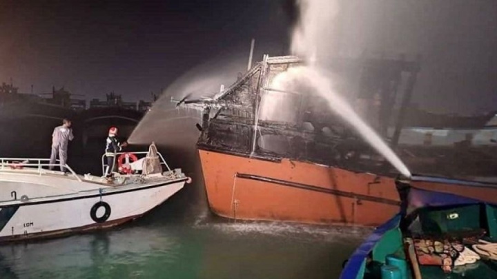 آتش‌سوزی در شناور لنج در بندر دیلم/ آتش مهار شد