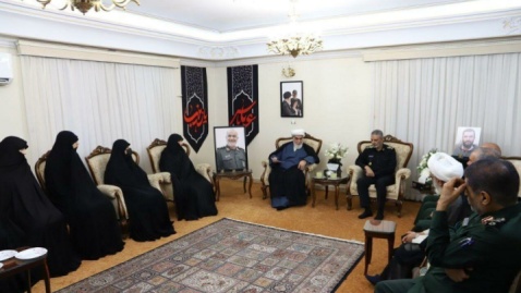 دیدار حجتالاسلام گلپایگانی و سرلشکر موسوی با خانوادههای شهدای اقتدار