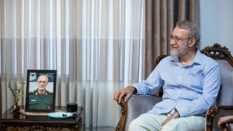 لاریجانی به دیدار خانواده‌های شهیدان محرابی و شادمانی رفت