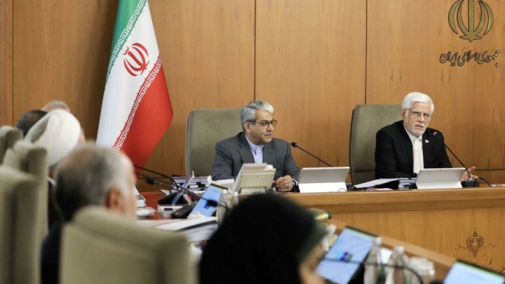 عارف: داوطلب تحریم نیستیم/ دولت ثبات را به بازار ارز باز می‌گرداند