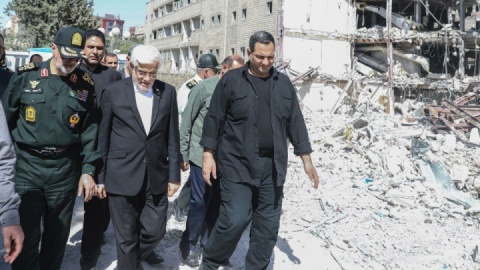 عارف: بازسازی ساختمان‌های آسیب‌دیده از جنگ با قوت درحال پیگیری است