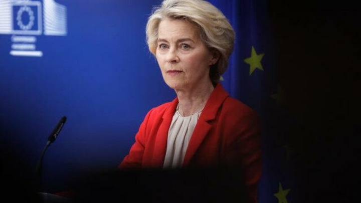 فرود اضطراری هواپیمای رئیس کمیسیون اروپا با نقشه‌های کاغذی