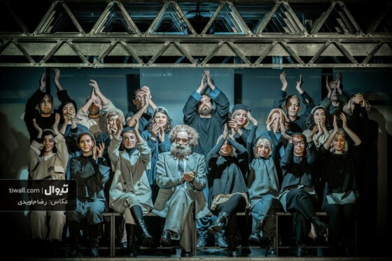 نمایش ”بررسی آناتومی و ..” به نویسندگی مشترک هاله مشتاقی نیا و مرتضی اسماعیل کاشی با الهام از زندگی و وقایع تاریخی و هنری بازیگر تئاتر ”گوستاو هنریک ارنولد گروندگنس”، به موقعیت شغلی و روابط این شخصیت آلمانی در دوره پیش و پس از ظهور حزب نازیسم می پردازد