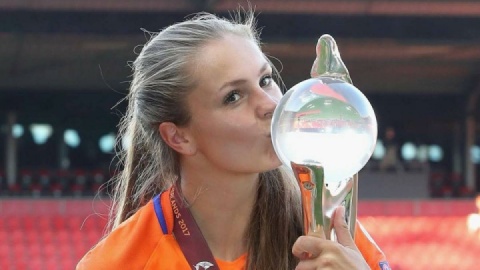 مارتنز کفهایش را آویخت