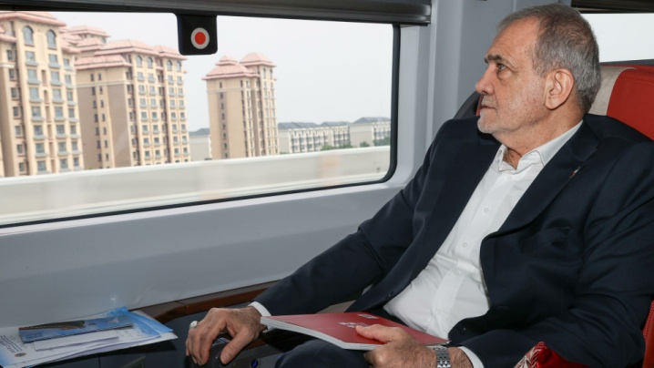 پزشکیان با قطار وارد پکن شد