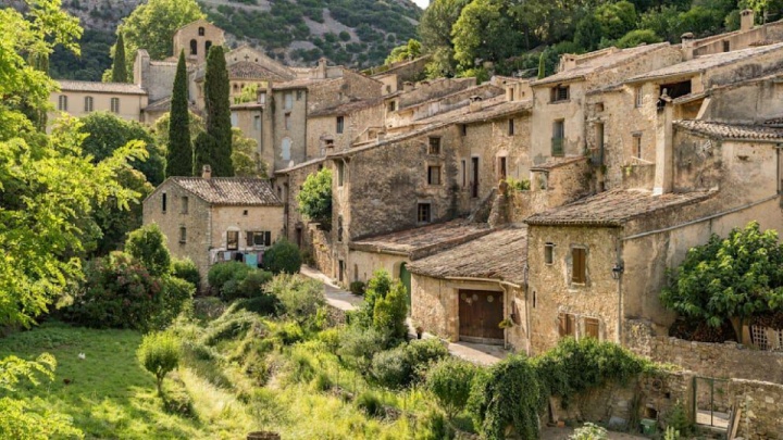 روستایی هزار ساله؛ دیدنی اما معترض