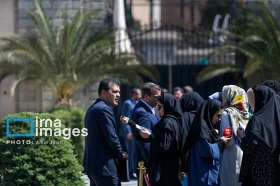 اعضای هیأت دولت در جمع خبرنگاران