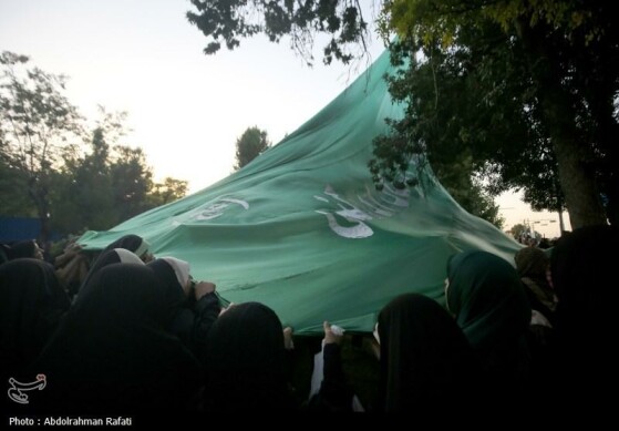 اهتزاز پرچم متبرک به نام حضرت مهدی (عج) بر فراز شهر همدان