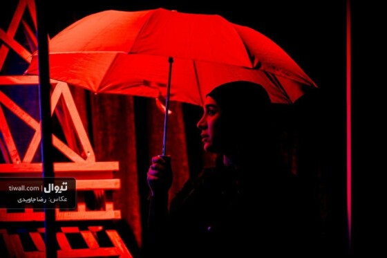نمایش ایفل نوشته علی صفری و به کارگردانی رها حاجی زینل روایت واقعی دو هنرمند زن ایرانی را به تصویر می‌کشد