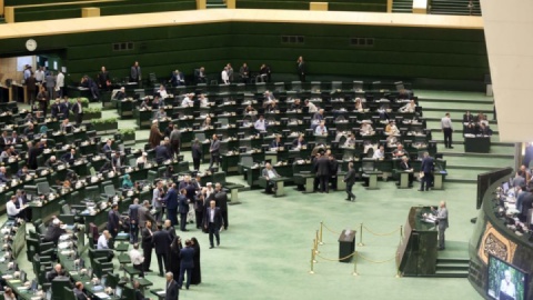 لایحه کاهش ساعات کار کارکنان و تعطیلی پنجشنبه‌ها دوباره به کمیسیون اجتماعی ارجاع شد