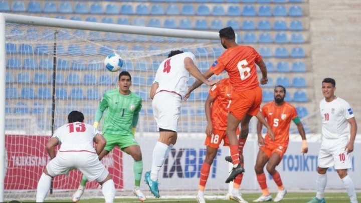 دیوار بلند دور تیم ملی