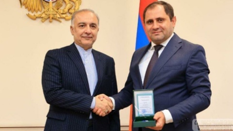 سفیر ایران عالی‌ترین مدال افتخار وزارت دفاع ارمنستان را گرفت