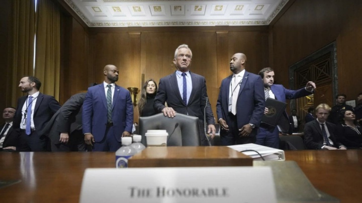 سه ساعت فریاد؛ کندی در برابر سنا درباره واکسن و اخراج‌ها