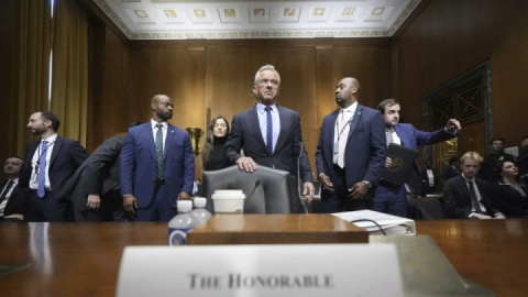 سه ساعت فریاد؛ کندی در برابر سنا درباره واکسن و اخراج‌ها