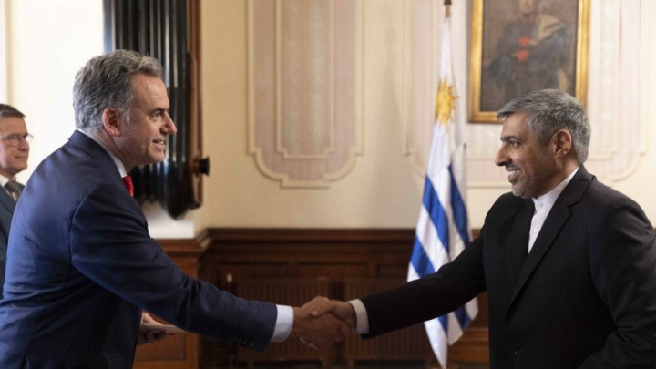 دریافت استوارنامه سفیر جدید ایران در اروگوئه