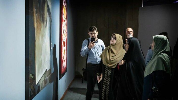 بانوان عضو هیات‌دولت از نمایشگاه «به گزارش زنان» دیدن کردند