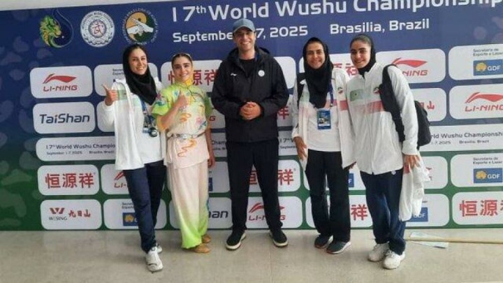 برق مدال طلا بر گردن کیانی