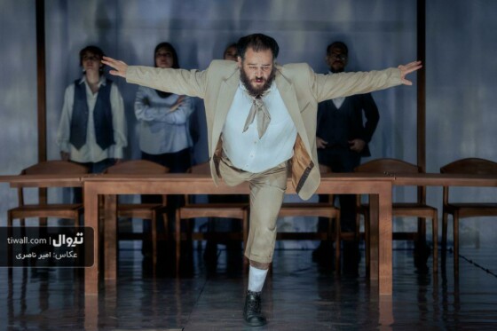 نمایش «هیپوکامپوس» نوشته امید طاهری و کارگردانی میثم عبدی یک کمدی فلسفی است که جهان آشفته و از مدار خارج شده انسان امروز را نمایش می‌دهد، جهانی که رخدادهایش با عقل و منطق جور در نمی‌آید و دنیای امروز ما را شبیه به خواب کرده است. این اثر در عمارت نوفل‌لوشاتو بر روی صحنه است.