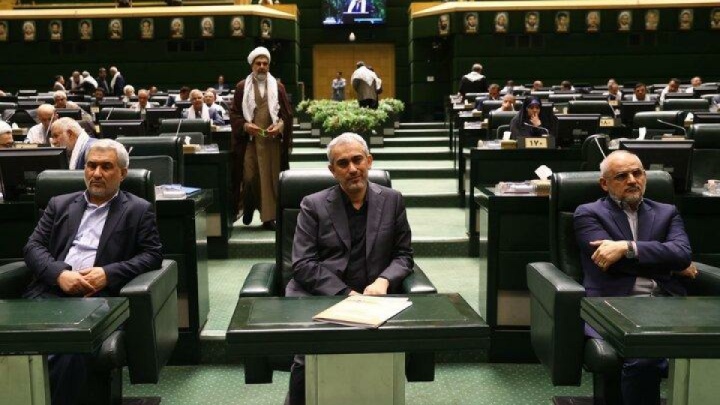 اکثر نمایندگان مجلس از پاسخ‌های وزیر اقتصاد قانع شدند