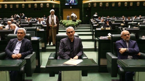 اکثر نمایندگان مجلس از پاسخ‌های وزیر اقتصاد قانع شدند