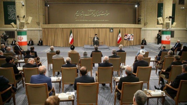 قدردانی ویژه رهبر انقلاب از رئیس جمهور و دولت/ معیشت مردم مهمترین مسئله است