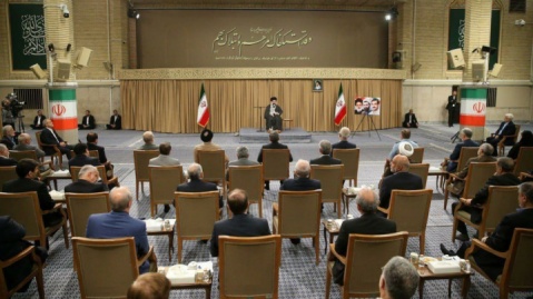 قدردانی ویژه رهبر انقلاب از رئیس جمهور و دولت/ معیشت مردم مهمترین مسئله است