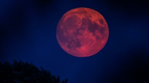 ماه‌ امشب رنگ خون می‌گیرد