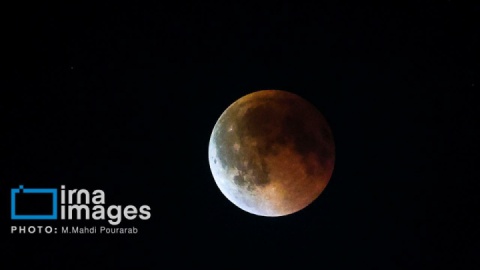 گزارش تصویری/ ماه‌گرفتگی در آسمان تهران