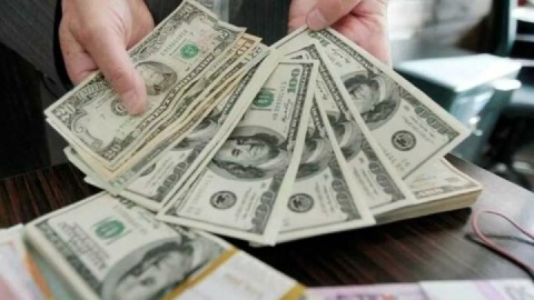 بازگشت دلار آزاد به کانال ۹۰ هزار تومان/ طلای جهانی دوباره رکورد زد