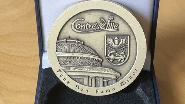 اهدای مدال فرانسوی به هنرمند ایرانی برای ثبت رد پای قاجار در این کشور