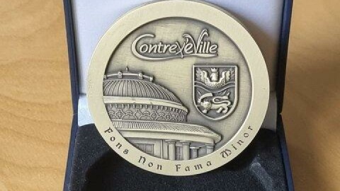 اهدای مدال فرانسوی به هنرمند ایرانی برای ثبت رد پای قاجار در این کشور