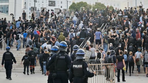 محبوبیت رو به افول مکرون/ ۲۰۰ بازداشتی در جریان اعتراضات پاریس