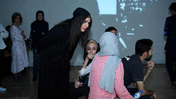 «خودمعشوق‌پنداری» ۱۴ مرتبه اجرا شد/ پرفورمنسی بداهه از جنس تجربه‌های زیست روزمره