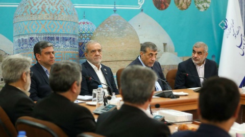 رئیس‌جمهور: اقتصاد و توسعه کشور نباید متکی به نفت باشد/ ضرورت تعادل بین منابع و مصارف