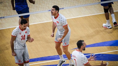 مانیل غرق در سکوت